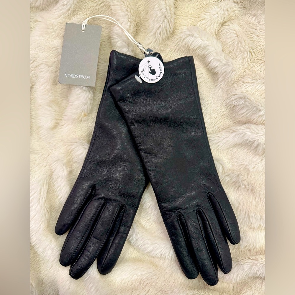 100% leather. Size 6